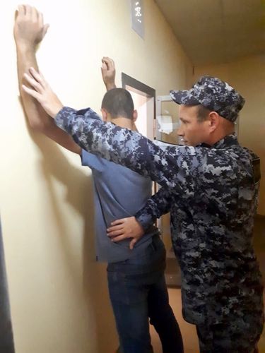 В Калининградской области сотрудники Росгвардии задержали злоумышленника, незаконно проникшего в чужую квартиру 