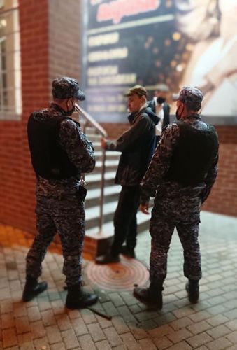 В Калининграде сотрудники вневедомственной охраны задержали гражданина, угрожавшего ножом персоналу и посетителям магазина