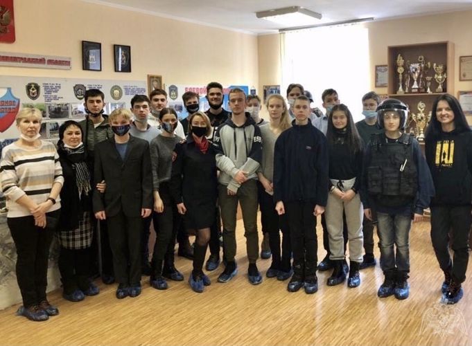 В преддверии Дня защитника Отечества калининградские школьники посетили музей спецподразделений Росгвардии 