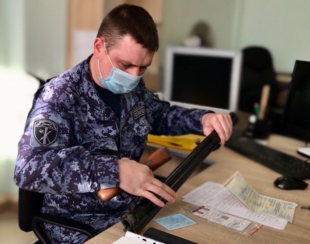 Сотрудники Росгвардии обращают внимание калининградцев на соблюдение сроков продления разрешения на оружие