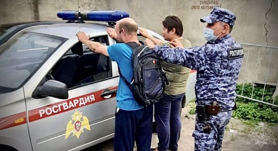 В Калининграде сотрудники Росгвардии задержали семейную пару, совершившую хищение товара