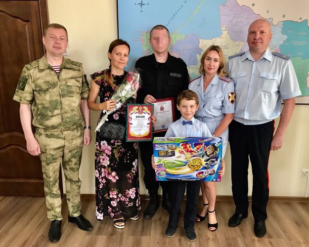 Начальник Управления Росгвардии по Калининградской области наградил победителя фестиваля детской патриотической песни 