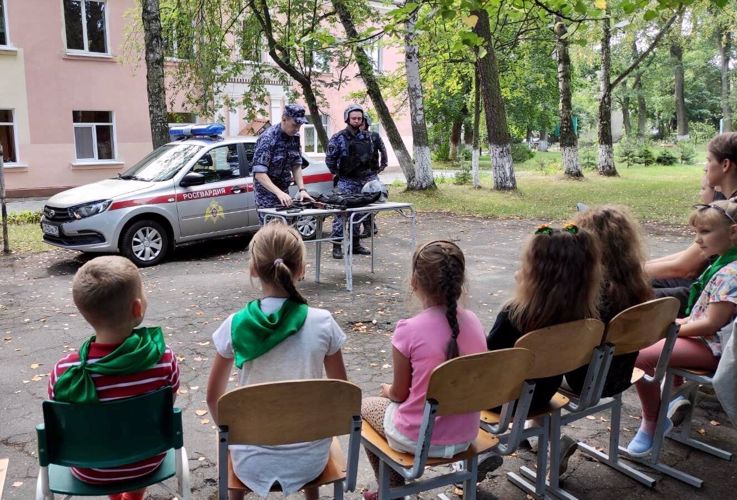 В Балтийске сотрудники вневедомственной охраны Росгвардии провели мероприятие в детском лагере 