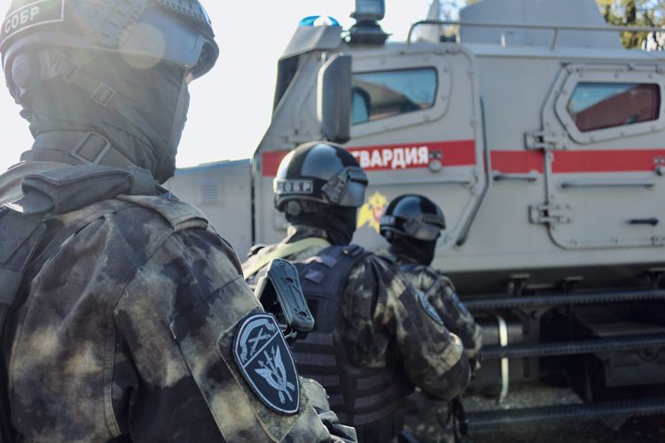 При содействии калининградского СОБР Росгвардии проведены следственные мероприятия по делу о крупном мошенничестве