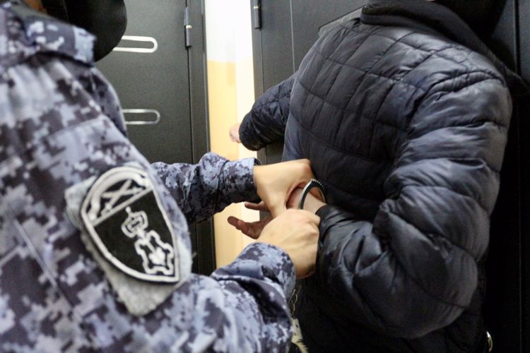 В Калининграде сотрудники Росгвардии в ходе учений отработали тактику действий при выезде по сигналу «Тревога» с охраняемой квартиры