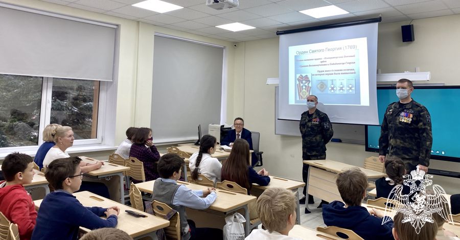 Офицеры калининградского СОБР Росгвардии провели для школьников урок мужества 