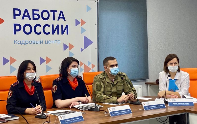 В Калининграде представители Росгвардии рассказали гражданам о вакансиях
