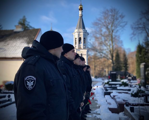 В Калининграде бойцы ОМОН Росгвардии почтили память боевого товарища, погибшего при исполнении служебного долга