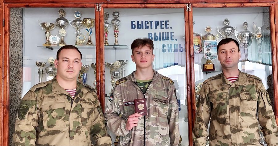 Офицеры Росгвардии поздравили кадетов подшефного класса с получением паспорта Российской Федерации