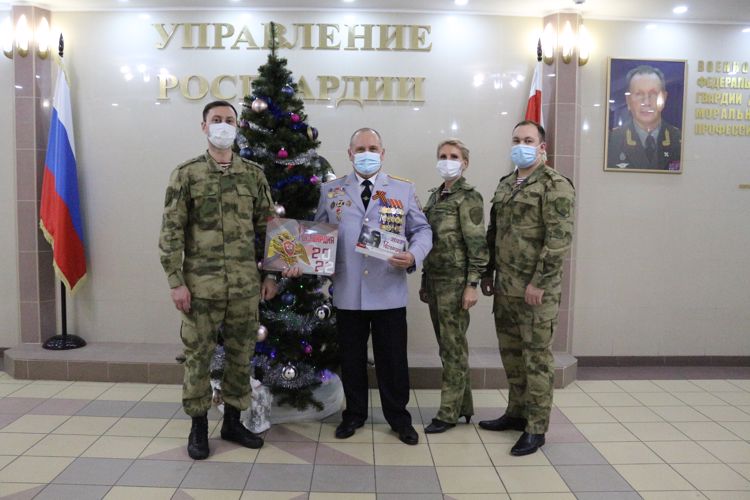Калининградские росгвардейцы поздравили с Новым годом и Рождеством ветерана войск правопорядка