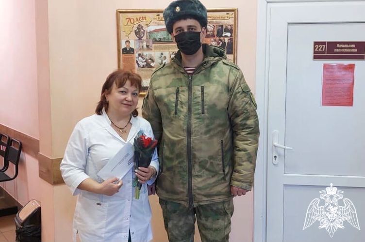 В Калининграде военнослужащие Росгвардии поздравили ветерана специального моторизованного полка