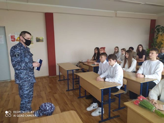Сотрудники Росгвардии провели классные часы «Вместе против террора» для школьников в Калининградской области
