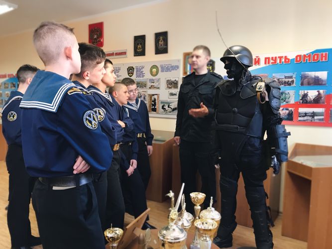 Спецназ Росгвардии показал калининградским кадетам приемы боевого самбо