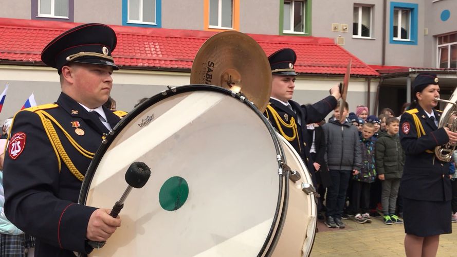 Патриотический флэшмоб провели росгвардейцы для калининградских школьников (видео)