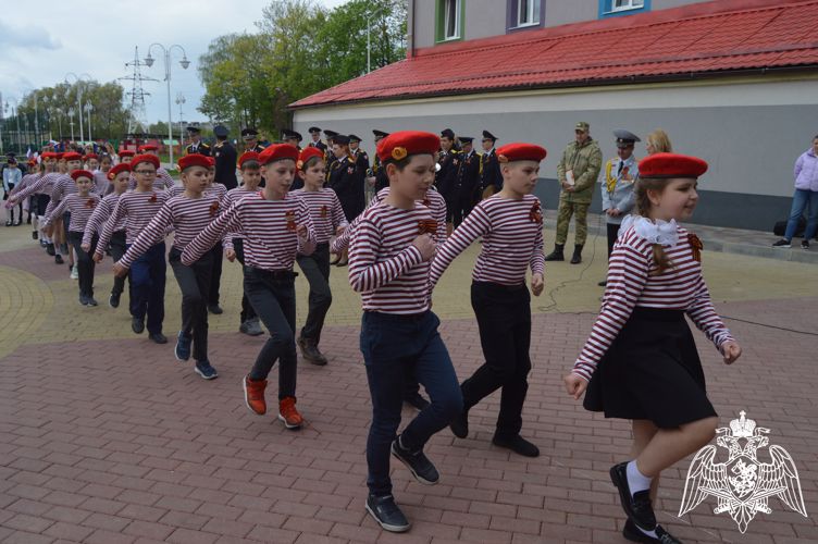Калининградские военнослужащие Росгвардии стали приглашёнными гостями на школьном смотре песни и строя