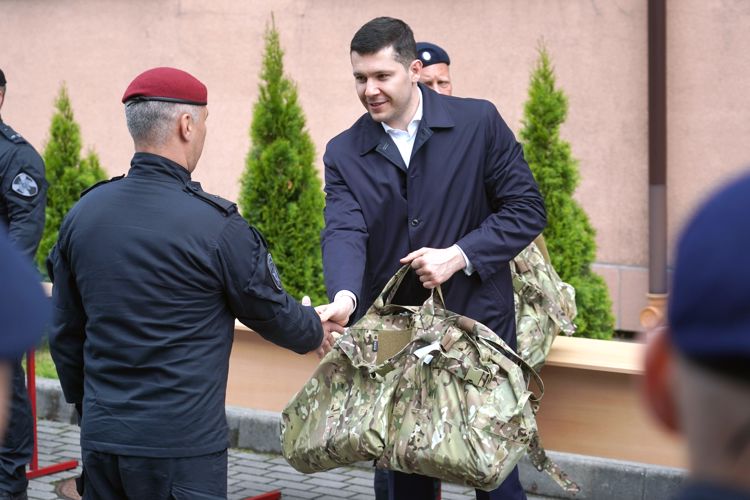 Накануне Дня России губернатор Калининградской области посетил базу спецподразделений Росгвардии