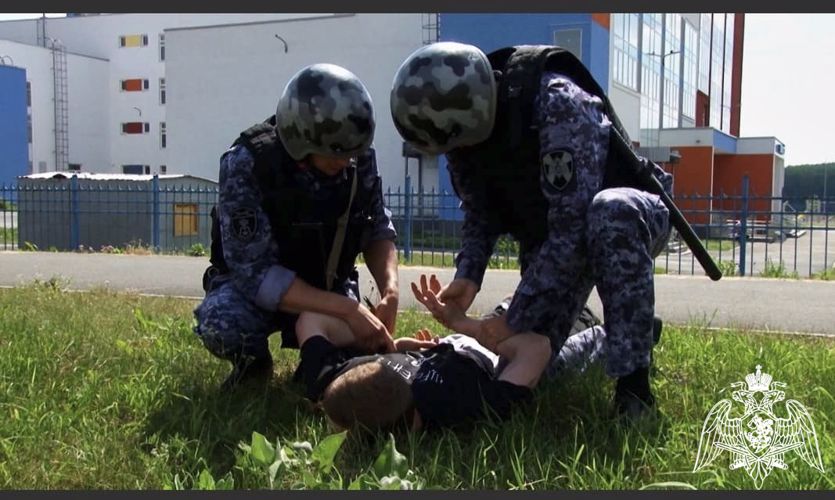 Сотрудники Росгвардии задержали калининградца, угрожавшего оружием женщине