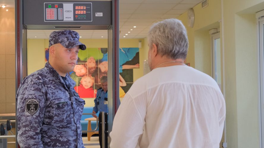 Сотрудники Росгвардии проверили системы безопасности образовательных учреждений Калининградской области к новому учебному году (видео)
