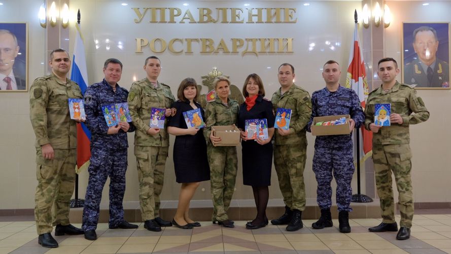 Росгвардейцы помогают бойцам, находящимся в зоне СВО получить открытки от калининградских школьников