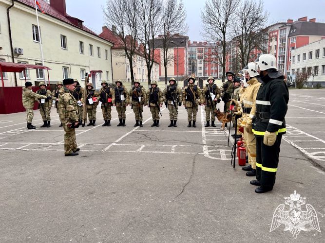 На территории специального моторизованного полка Росгвардии в Калининграде прошло совместное пожарно-тактическое занятие с МЧС России 