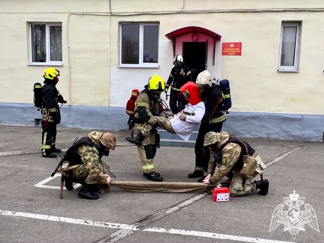 На территории специального моторизованного полка Росгвардии в Калининграде прошло совместное пожарно-тактическое занятие с МЧС России 