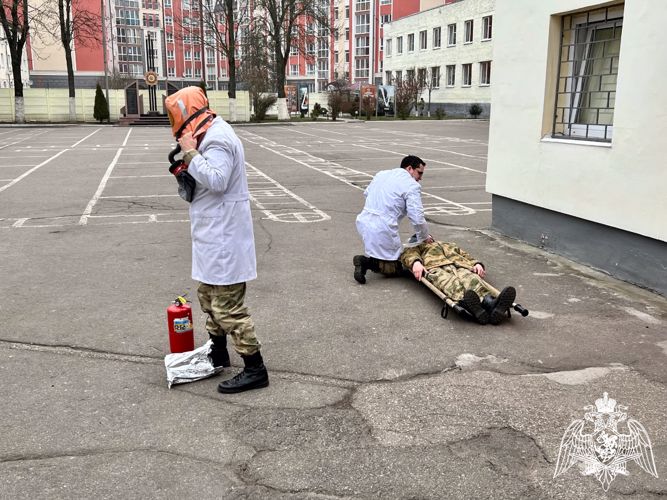 На территории специального моторизованного полка Росгвардии в Калининграде прошло совместное пожарно-тактическое занятие с МЧС России 