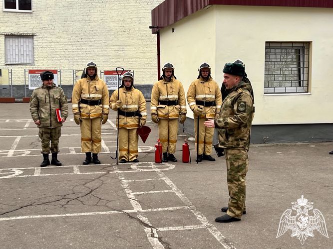 На территории специального моторизованного полка Росгвардии в Калининграде прошло совместное пожарно-тактическое занятие с МЧС России 