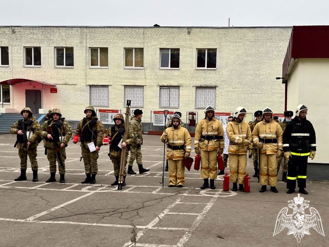 На территории специального моторизованного полка Росгвардии в Калининграде прошло совместное пожарно-тактическое занятие с МЧС России 