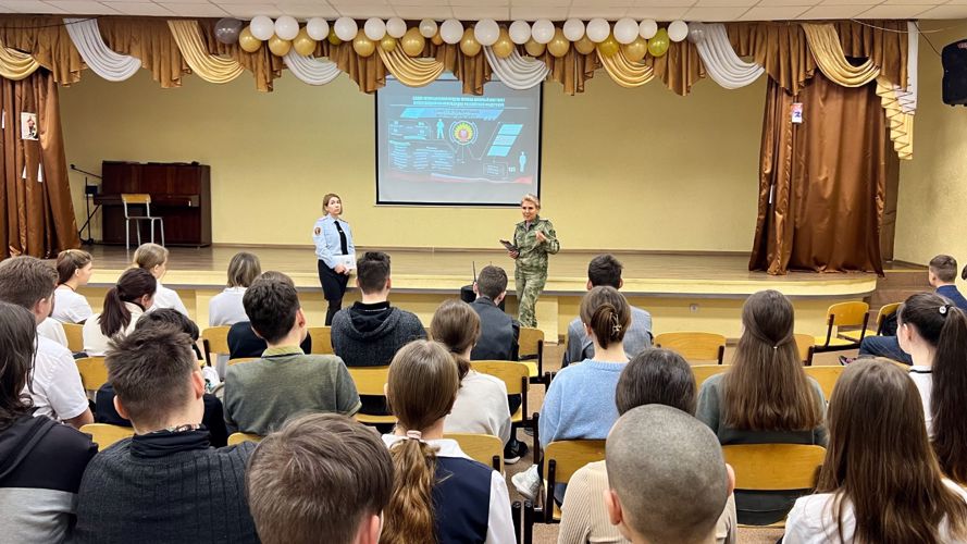 В Калининградской области росгвардейцы провели урок профориентации для школьников