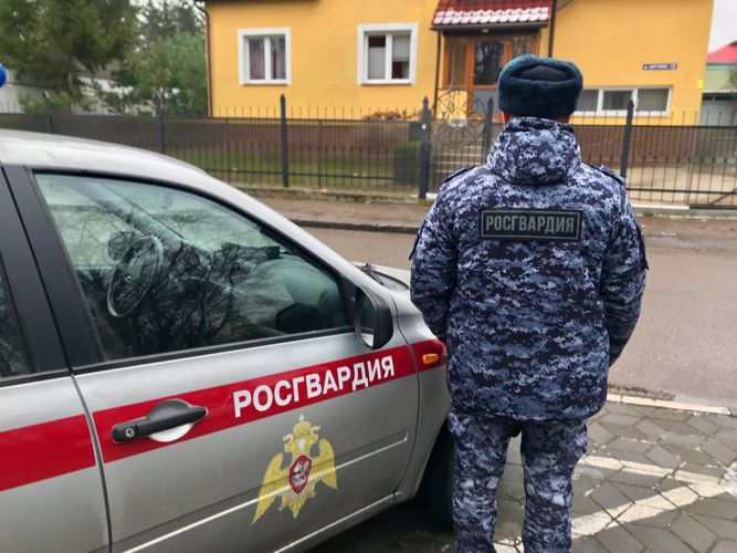 В Калининграде сотрудники Росгвардии задержали гражданина, повредившего чужое имущество