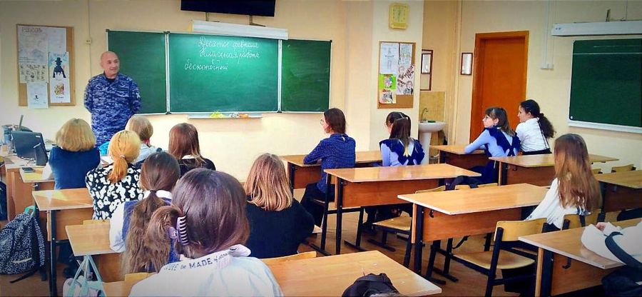 В Калининграде сотрудники Росгвардии продолжают проводить «Уроки мужества» для школьников