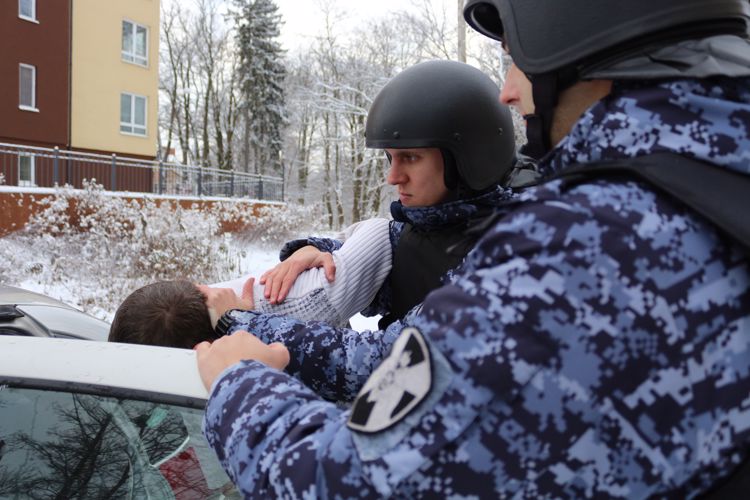 Сотрудники Росгвардии задержали гражданина, повредившего чужой автомобиль в Калининграде