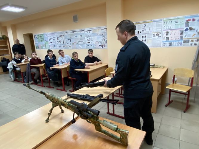Сотрудники калининградского СОБР Росгвардии провели урок мужества для калининградских школьников