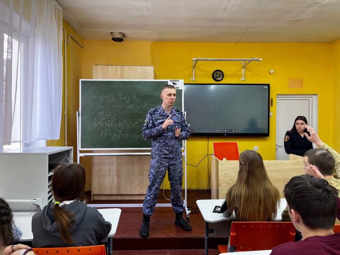 Сотрудники Росгвардии провели урок профориентации для школьников Калининградской области