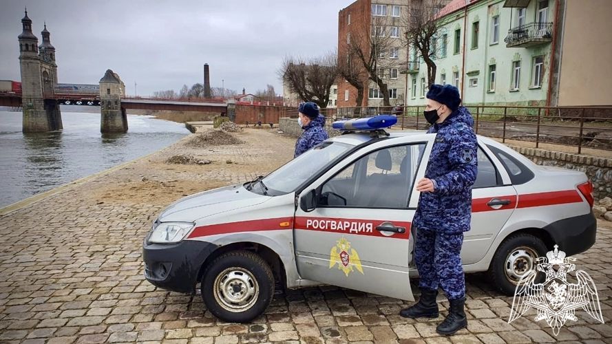 Сотрудники Росгвардии задержали мужчину, облившего зеленкой сотрудницу банка в Советске