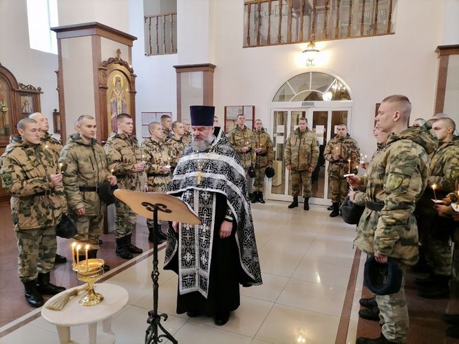 Калининградские военнослужащие Росгвардии приняли участие в молебне