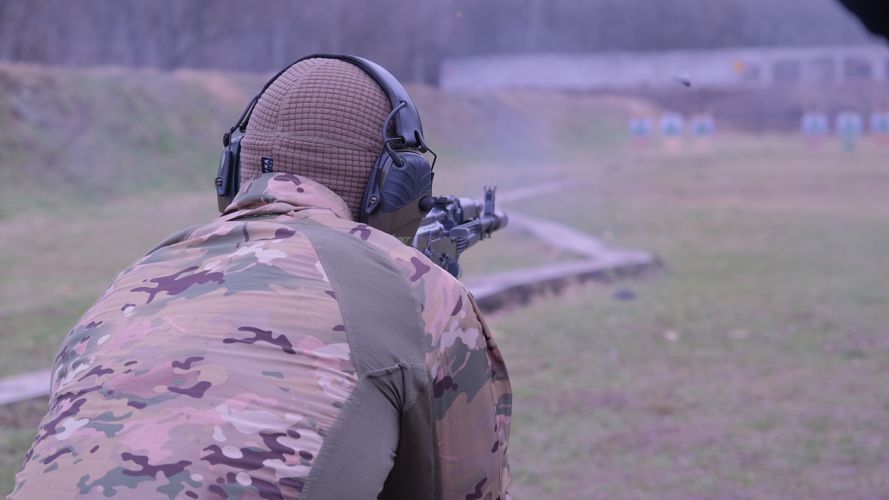 В Калининграде между спецподразделениями Росгвардии прошел чемпионат по стрельбе из АК-74