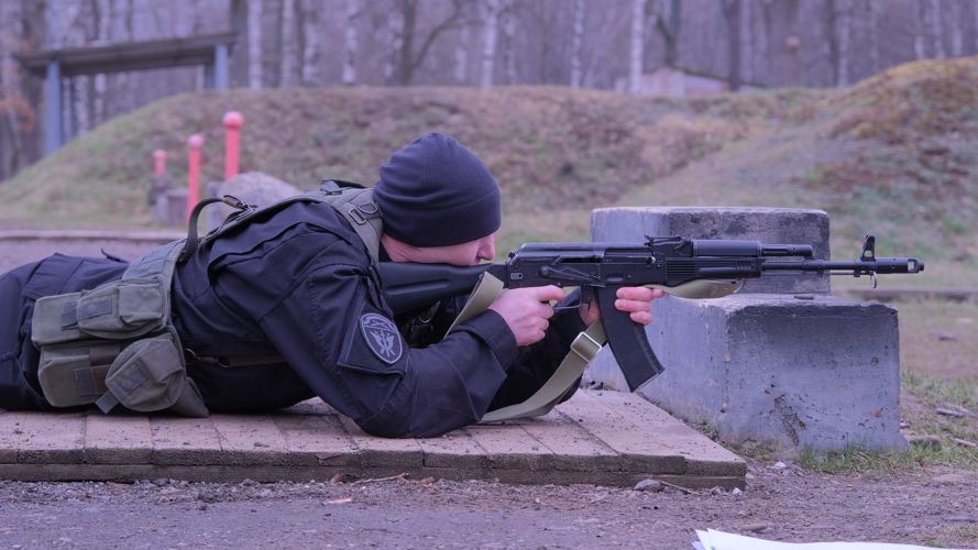 В Калининграде между спецподразделениями Росгвардии прошел чемпионат по стрельбе из АК-74