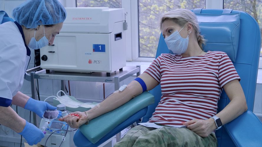 Калининградские росгвардейцы пополнили банк крови и поздравили медиков с Национальным днем донора
