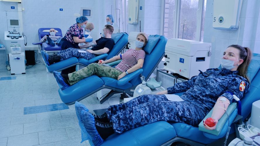 Калининградские росгвардейцы пополнили банк крови и поздравили медиков с Национальным днем донора