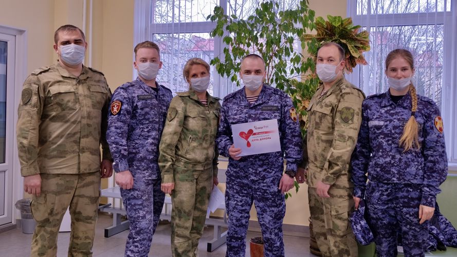 Калининградские росгвардейцы пополнили банк крови и поздравили медиков с Национальным днем донора