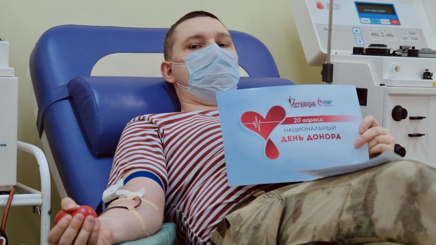Калининградские росгвардейцы пополнили банк крови и поздравили медиков с Национальным днем донора