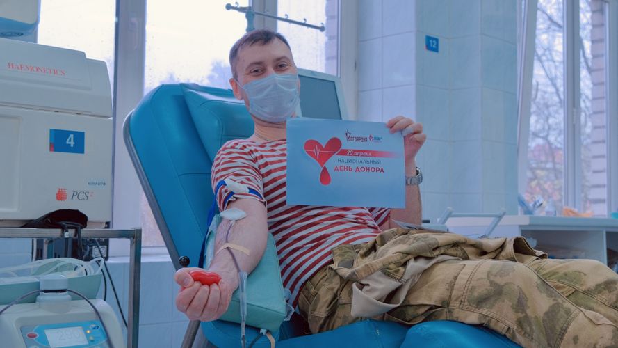 Калининградские росгвардейцы пополнили банк крови и поздравили медиков с Национальным днем донора