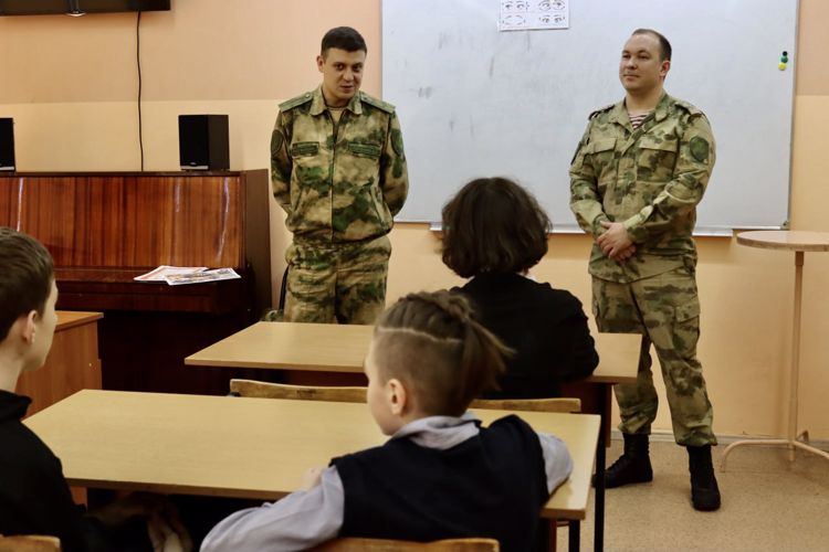 Военнослужащие Росгвардии провели для калининградских школьников занятия по пожарной безопасности 