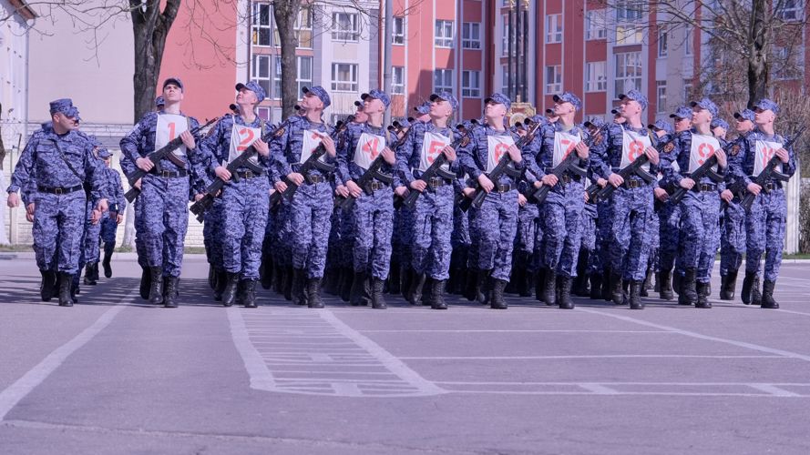 Калининградские росгвардейцы продолжают оттачивать мастерство строевого шага для участия в параде Победы