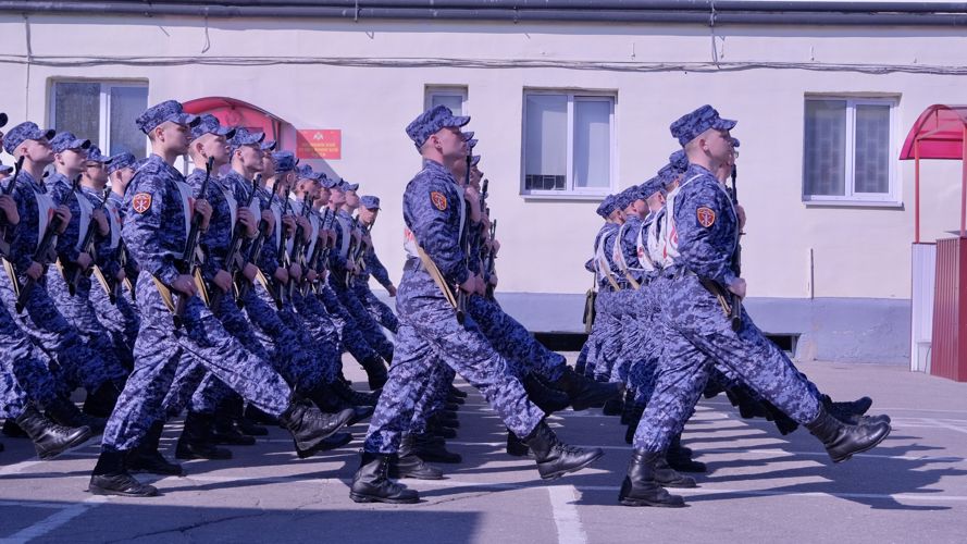 Калининградские росгвардейцы продолжают оттачивать мастерство строевого шага для участия в параде Победы