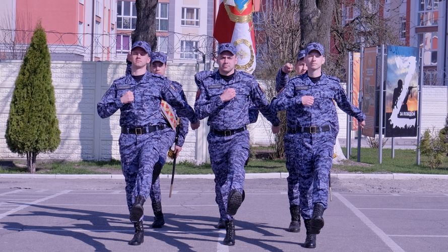 Калининградские росгвардейцы продолжают оттачивать мастерство строевого шага для участия в параде Победы