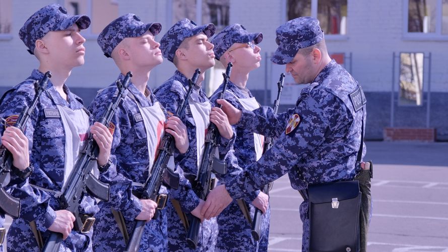 Калининградские росгвардейцы продолжают оттачивать мастерство строевого шага для участия в параде Победы