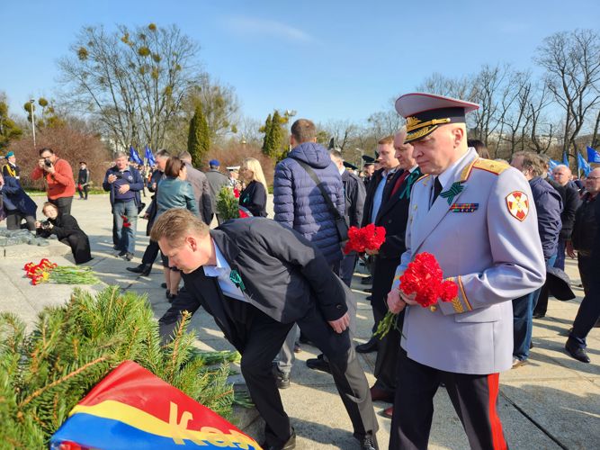 Память погибших при штурме Кенигсберга советских солдат почтили росгвардейцы