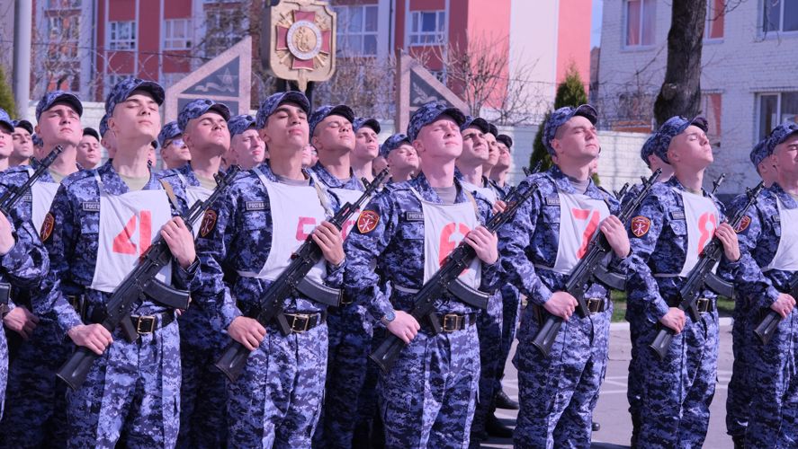 Калининградские росгвардейцы продолжают оттачивать мастерство строевого шага для участия в параде Победы